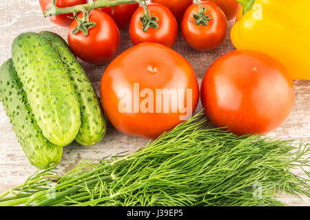 Cetriolo, pomodoro ciliegino, peperone giallo e aneto. Vegetariano cibo sano. Foto Stock