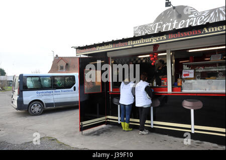 Reportage su volontari con il francese della carità, i ginecologi senza frontiere che lavorano nei campi per rifugiati nei pressi di Calais nel nord della Francia. chip shop. Foto Stock