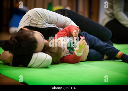 La madre e il bambino a praticare yoga Foto Stock