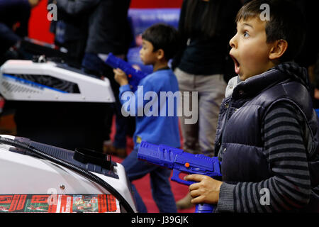 Garçon de 10 ans dans une salle de jeux. Foto Stock