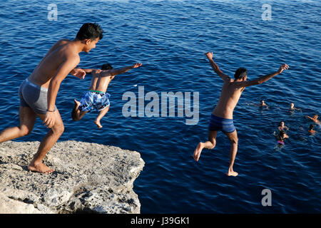 Giovani uomini saltando nel med. Foto Stock