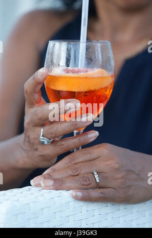 Donna di bere un cocktail. Foto Stock