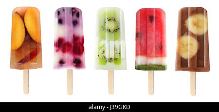 Cinque frutti assortiti popsicles isolato su uno sfondo bianco Foto Stock