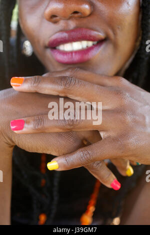 Giovane donna ugandese con unghie verniciate. Foto Stock