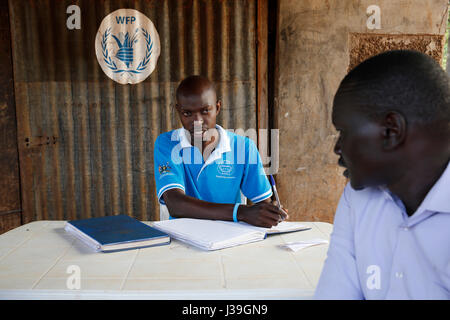 Kiryangondo Refugee Camp. Programma alimentare mondiale dipendente e il beneficiario. Foto Stock