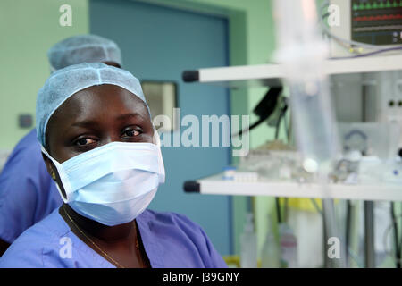 Il Heart Institute offrono elevata qualità della cura di vietnamita di pazienti affetti da malattie del cuore. senegalesi team medici addestrati alla pratica di cardiochirurgia. Foto Stock