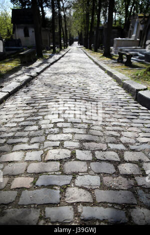 Sentiero acciottolato che conduce al cimitero di Pere Lachaise. Foto Stock