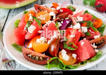 Anguria e colorati misti insalata di pomodoro con il formaggio feta close up Foto Stock