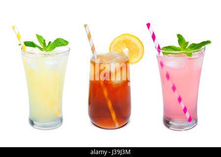 Tre Bicchieri di limonata estiva, tè freddo e rosa limonata bevande con cannucce isolato su uno sfondo bianco Foto Stock