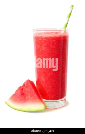 Bicchiere di sano succo di anguria isolato su uno sfondo bianco con fette di melone Foto Stock