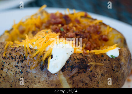 Patate al forno vicino fino sulla piastra Foto Stock