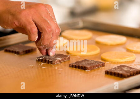 Preparare deliziosi biscotti di Natale in un panificio negozio Foto Stock