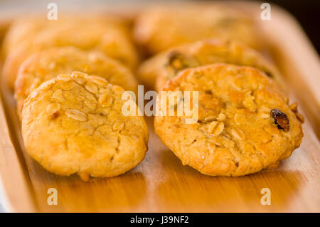Cioccolato appena sfornati sul vassoio rack Foto Stock