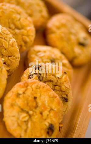Cioccolato appena sfornati sul vassoio rack Foto Stock