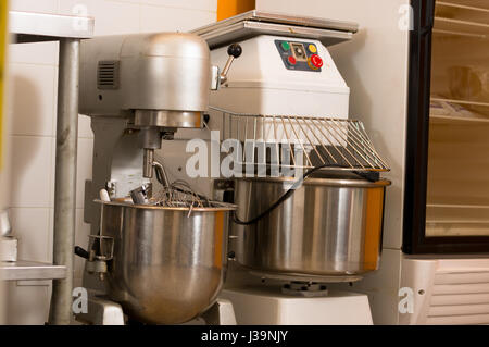 Completare i due mixer il pane nel forno, mescolare l'impasto per baguette in una panetteria macchina per mescolare l'impasto Foto Stock