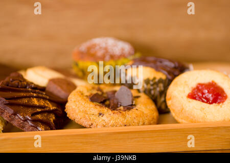 Pane appena sfornato, vaniglia e biscotti con scaglie di cioccolato sul vassoio in legno Foto Stock