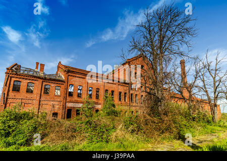 Vecchio, abbandonati e dimenticati edificio di mattoni rossi Foto Stock