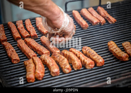 Tradizionale rumena barbecue con carne di maiale tritata rotoli (mici o mititei) Foto Stock
