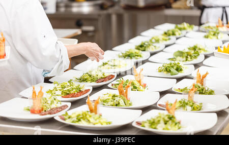 Sacco di antipasto piastre essendo preparata nella cucina commerciale Foto Stock