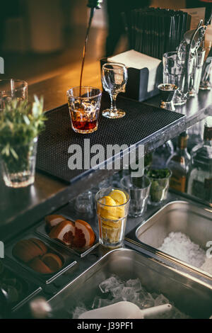 Set di accessori bar e gli ingredienti per la realizzazione di un cocktail Foto Stock