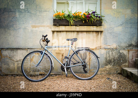 Studente biciclette parcheggiate fuori student accommodation in Downing College, parte dell'Università di Cambridge Foto Stock