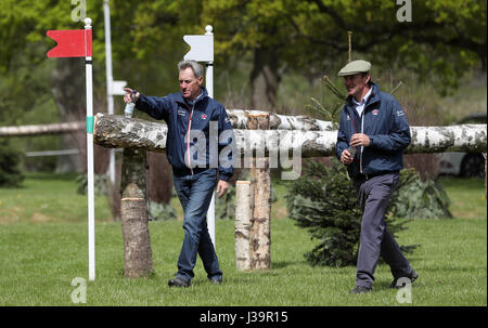 British Eventing Performance Coach Chris Bartle (sinistra) e performance manager Richard Waygood (destra) ispezionare jump 10 del cross country course durante il giorno uno del 2017 Badminton Horse Trials. Stampa foto di associazione. Picture Data: Mercoledì 3 Maggio, 2017. Vedere PA storia Badminton equestre. Foto di credito dovrebbe leggere: Andrew Matthews/PA FILO Foto Stock