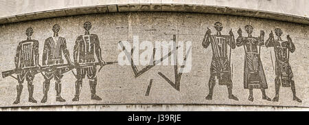 Belgrado, Serbia - mosaico sopra la porta di ingresso per il Museo di Storia jugoslava - MUZEJ JUGOSLAVIJE Foto Stock