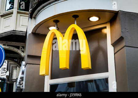 Giallo lettera M del MacDonalds segno nella città di Amsterdam, Paesi Bassi Foto Stock