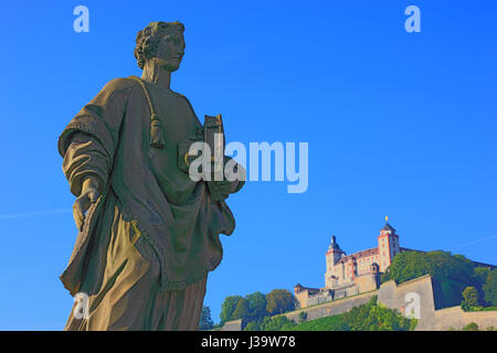 Deutschland, Unterfranken, Stadt Würzburg, die Festung Marienberg und der Heilige Totnan, einer der Frankenapostel auf der Alten Mainbruecke Foto Stock