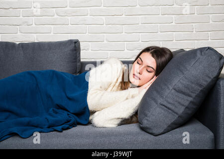 Bella giovane donna dorme e vedendo i sogni dolci. Foto Stock