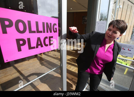 Scottish Tory Leader Ruth Davidson arriva al Cafe Camino stazione di polling a Edimburgo per gettare il suo voto per il consiglio locale elezioni. Foto Stock