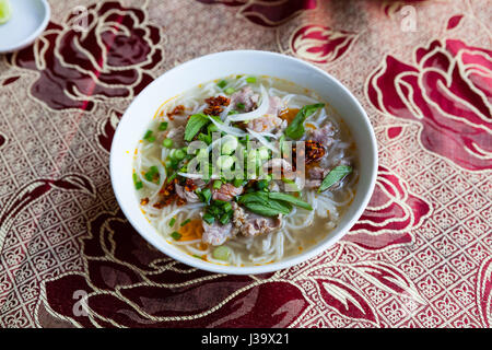 Zuppa Pho, tipico vietnamita zuppa di noodle con carne di manzo Foto Stock