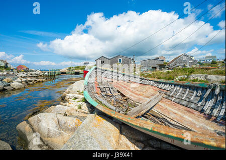 Vecchio fatiscente barca di legno si erge sulle rocce al di sopra del tradizionale villaggio di pescatori di Peggys Cove, vicino a Halifax, Nova Scotia, Canada Foto Stock