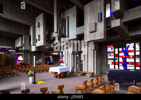 Germania, Colonia, Chiesa Johannes XXIII. a Berrenrather Street nel quartiere Suelz, costruito dopo i piani dello scultore Josef Rikus. Foto Stock