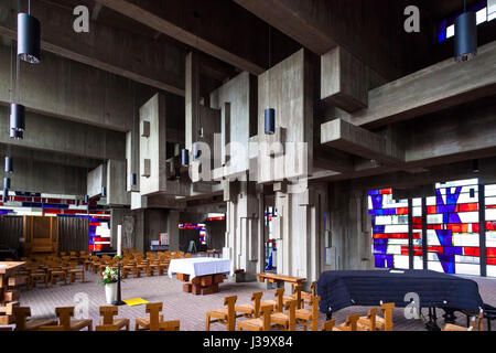 Germania, Colonia, Chiesa Johannes XXIII. a Berrenrather Street nel quartiere Suelz, costruito dopo i piani dello scultore Josef Rikus. Foto Stock