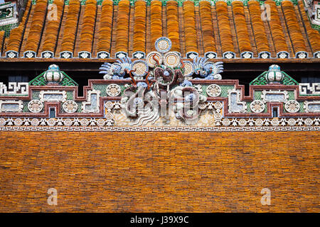 Tetto decorativo termina, città imperiale (cittadella imperiale), la tinta, Vietnam Foto Stock