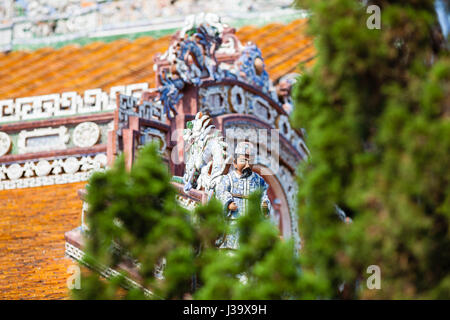 Tetto decorativo termina, città imperiale (cittadella imperiale), la tinta, Vietnam Foto Stock