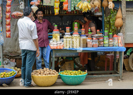Stand gastronomici e negozi al di fuori di Wayanad Wildlife Sanctuary, Tholpetty, Distretto di Wayanad, Kerala, India del Sud, Sud Asia Foto Stock