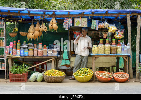 Stand gastronomici e negozi al di fuori di Wayanad Wildlife Sanctuary, Tholpetty, Distretto di Wayanad, Kerala, India del Sud, Sud Asia Foto Stock