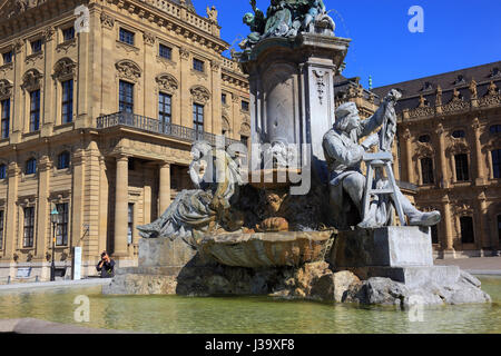 Deutschland, Unterfranken, in der Altstadt von Wuerzburg, die Wuerzburger Residenz, der historistische Frankoniabrunnen mit den Brunnenfiguren Tilman Foto Stock