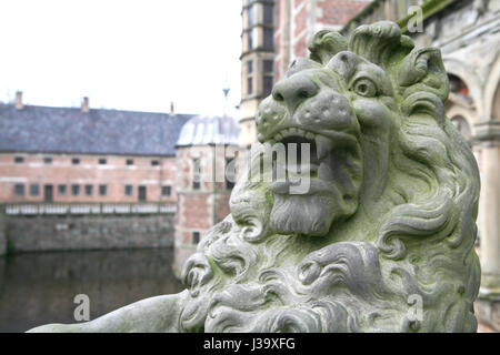 Leone di pietra statua all'interno del castello, Hillerod, Danimarca Foto Stock