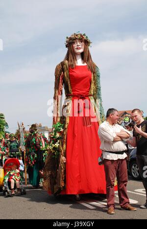 La flora, il Gigante Singleton, è sfilavano sulla West Hill, durante il Jack annuale del Festival Verdi a Hastings, in Inghilterra il 5 maggio 2014. Foto Stock