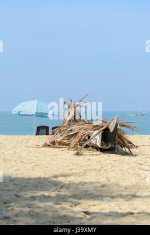 Un rustico barca su Marari Beach, Mararikulam, Alappuzha distretto (Alleppey), Kerala, India del Sud, Sud Asia Foto Stock