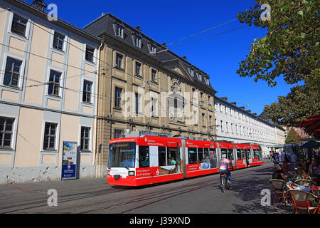 Deutschland, Unterfranken, in der Altstadt von Wuerzburg, Strassenbahn in der Juliuspromenade vor dem Eingang des Juliusspitals Foto Stock