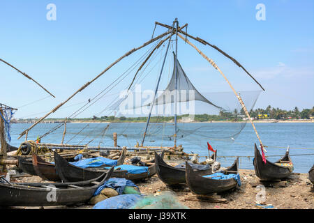 Cinese tradizionale reti da pesca a Kochi (Cochin), Kerala, India del Sud, Sud Asia Foto Stock