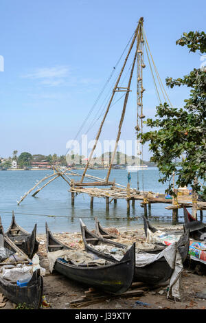 Cinese tradizionale reti da pesca a Kochi (Cochin), Kerala, India del Sud, Sud Asia Foto Stock