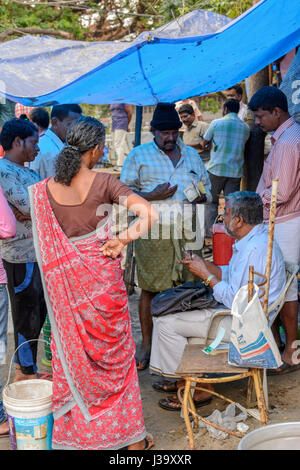 I pescatori che vendono i loro mattina della cattura di pesci di Kochi (Cochin), Kerala, India del Sud, Sud Asia Foto Stock