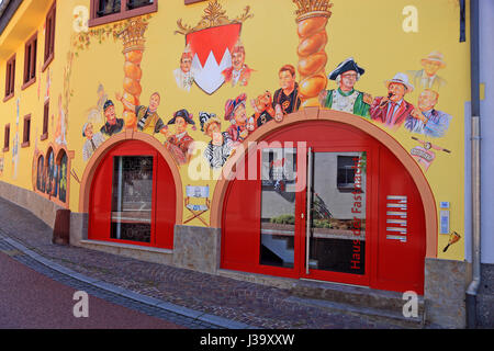 Deutschland, Unterfranken, Gemeinde Veitshoechheim, Hausfassade der Veranstaltungsgesellschaft, Fastnacht in Franken, Wandgemaelde der Stelle der Fasna Foto Stock