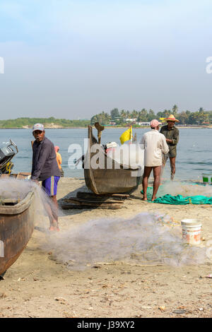 I pescatori del Kerala di controllare le loro reti sulla sponda a Kochi (Cochin), Kerala, India del Sud, Sud Asia Foto Stock