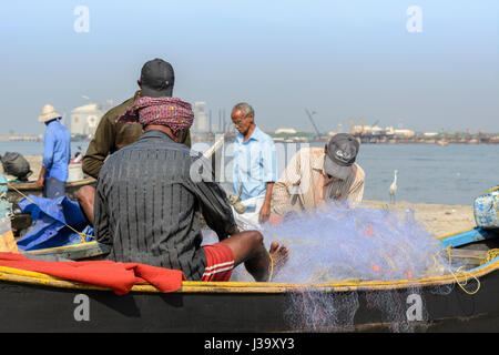 I pescatori del Kerala di controllare le loro reti sulla sponda a Kochi (Cochin), Kerala, India del Sud, Sud Asia Foto Stock